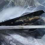 در حالی‌که سامسونگ با جدیت روی ایمنی باتری‌ها و کنترل گرمای پردازنده‌های سری Galaxy S کار کرده، یک حادثه تازه نگرانی‌ها را زنده کرده است. طبق گزارش منتشرشده در SamMobile، یک دستگاه Galaxy S25 Plus در دستان کاربر بیش از حد داغ شده و شعله‌ور شده است. کاربر مدعی شده در زمان تماشای ویدیو، گوشی به‌سرعت داغ و سپس منفجر شده است. سامسونگ هنوز واکنش رسمی نشان نداده، اما منابع نزدیک می‌گویند تیم مهندسی شرکت در حال بررسی علت احتمالی، شامل نقص باتری یا مدار شارژ سریع، است. این اتفاق یادآور بحران مشهور Galaxy Note 7 در سال ۲۰۱۶ است. با این حال، کارشناسان معتقدند ممکن است حادثه‌ی اخیر موردی جداگانه باشد و ارتباطی به طراحی کلی S25 نداشته باشد. در هر صورت، این رویداد دوباره بحث درباره‌ی ایمنی باتری‌های لیتیوم‌یون و فناوری خنک‌سازی در گوشی‌های پرچمدار را داغ کرده است.