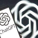 7 خانواده از شرکت OpenAI شکایت کردند و گفتند نسخه‌ی GPT-4o بدون بررسی‌های ایمنی لازم منتشر شده. چهار خانواده گفتن گفت‌وگو با ChatGPT منجر به خودکشی عزیزانشون شده و سه پرونده‌ی دیگه از توهمات خطرناک و بستری شدن در بیمارستان روانی خبر میده. شاکیان میگن OpenAI برای رقابت با گوگل، مرحله‌های تست ایمنی رو کوتاه کرده. در یکی از موارد، زین شمبلین 22 ساله بعد از گفت‌وگو با ChatGPT -که گفته شده او رو به خودکشی تشویق کرده- جانش رو از دست داده.