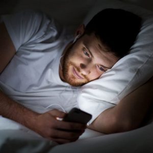 ▪️یه تحقیق تازه از دانشگاه تورنتو میگه استفاده از گوشی قبل از خواب، لزومن باعث بی‌خوابی یا خواب بی‌کیفیت نمیشه! ▪️تو بررسی روی بیش از 1300 نفر در کانادا، معلوم شد اونایی که همیشه یا خیلی کم از گوشی استفاده می‌کردن، بهتر می‌خوابیدن! ▪️ولی گروهی که هفته‌ای 1 تا 4 بار سراغ گوشی می‌رفتن، بدترین کیفیت خواب رو داشتن ، یعنی یه الگوی U شکل عجیب 🤔 ▪️پروفسور کالین کارنی میگه : نور گوشی مهمه، ولی محتوایی که می‌بینی مهم‌تره. برنامه‌های آرامش‌بخش می‌تونن کمک کنن، اما اسکرول شبکه‌های اجتماعی یا چک ایمیل درست قبل خواب؟ فاجعه‌ست!