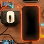 اگر از آن دسته افرادی هستید که نسبت به سلامت باتری گوشی وسواس دارید، این مقاله را تا انتها بخوانید. در این مطلب، دو موضوع مهم درباره‌ی شارژ سریع (Fast Charging) و قانون ۲۰ تا ۸۰ درصد شارژ باتری را بر اساس داده‌ها و آزمایش‌های معتبر علمی بررسی می‌کنیم تا دیدی واقعی‌تر نسبت به این باورهای رایج پیدا کنید. آیا فست شارژ به باتری گوشی آسیب می‌زند؟ سال‌هاست بسیاری از کاربران تصور می‌کنند استفاده از شارژ سریع باعث کاهش عمر باتری یا افزایش حرارت آن می‌شود. اما تحقیقات جدیدی که بر روی چندین مدل گوشی اندرویدی و iOS طی دو سال انجام شده، نشان می‌دهد که این باور چندان درست نیست. بر اساس نتایج این آزمایش‌ها، میزان فرسودگی باتری میان گوشی‌هایی که از فست شارژ استفاده کرده‌اند و دستگاه‌هایی که با شارژر معمولی شارژ شده‌اند، تنها حدود ۰.۵ درصد تفاوت داشته است. به عبارت ساده‌تر، فناوری‌های جدید شارژ سریع به‌گونه‌ای طراحی شده‌اند که جریان و دما را کنترل می‌کنند تا از آسیب به سلول‌های لیتیوم یونی جلوگیری شود. بنابراین، استفاده از فست شارژ در گوشی‌های امروزی تقریباً بی‌خطر است و تأثیر محسوسی بر سلامت کلی باتری ندارد. قانون ۲۰ تا ۸۰ درصد؛ واقعیت یا افسانه؟ قانون «۲۰ تا ۸۰ درصد» یکی از پرطرفدارترین توصیه‌ها میان کاربران است. طبق این قانون، گفته می‌شود بهتر است همیشه شارژ گوشی را بین ۲۰ تا ۸۰ درصد نگه دارید تا عمر باتری بیشتر شود. آزمایش‌های علمی نشان داده‌اند که رعایت این قانون تا حدی مؤثر است، اما تأثیر آن بسیار کمتر از چیزی است که تصور می‌شود. در بررسی انجام‌شده، گوشی‌هایی که طی ۱.۵ سال از قانون ۲۰ تا ۸۰ درصد پیروی کرده‌اند، تنها ۲ درصد سلامت باتری بیشتری نسبت به گوشی‌هایی که این قانون را رعایت نکرده‌اند، داشته‌اند. به‌عبارت دیگر، رعایت این قانون می‌تواند به طول عمر بیشتر باتری کمک کند، اما تفاوت آن آن‌قدر زیاد نیست که نیازی به وسواس روزانه در شارژ کردن گوشی باشد. جمع‌بندی و توصیه نهایی 🔹 فست شارژ برای باتری گوشی‌های مدرن ضرر ندارد و میزان فرسودگی ایجادشده بسیار ناچیز است. 🔹 قانون ۲۰ تا ۸۰ درصد در حدی جزئی می‌تواند مفید باشد، اما تفاوت چشمگیری ایجاد نمی‌کند. 🔹 مهم‌تر از هر چیز، عدم قرار دادن گوشی در دمای بالا و استفاده از شارژر اصلی و استاندارد است. در نتیجه، اگر از شارژ سریع استفاده می‌کنید یا گاهی گوشی را تا ۱۰۰ درصد شارژ می‌کنید، نگران نباشید. فناوری‌های جدید به اندازه‌ای پیشرفته شده‌اند که از باتری گوشی شما به‌خوبی محافظت کنند.