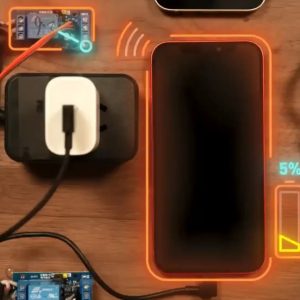 اگر از آن دسته افرادی هستید که نسبت به سلامت باتری گوشی وسواس دارید، این مقاله را تا انتها بخوانید. در این مطلب، دو موضوع مهم درباره‌ی شارژ سریع (Fast Charging) و قانون ۲۰ تا ۸۰ درصد شارژ باتری را بر اساس داده‌ها و آزمایش‌های معتبر علمی بررسی می‌کنیم تا دیدی واقعی‌تر نسبت به این باورهای رایج پیدا کنید. آیا فست شارژ به باتری گوشی آسیب می‌زند؟ سال‌هاست بسیاری از کاربران تصور می‌کنند استفاده از شارژ سریع باعث کاهش عمر باتری یا افزایش حرارت آن می‌شود. اما تحقیقات جدیدی که بر روی چندین مدل گوشی اندرویدی و iOS طی دو سال انجام شده، نشان می‌دهد که این باور چندان درست نیست. بر اساس نتایج این آزمایش‌ها، میزان فرسودگی باتری میان گوشی‌هایی که از فست شارژ استفاده کرده‌اند و دستگاه‌هایی که با شارژر معمولی شارژ شده‌اند، تنها حدود ۰.۵ درصد تفاوت داشته است. به عبارت ساده‌تر، فناوری‌های جدید شارژ سریع به‌گونه‌ای طراحی شده‌اند که جریان و دما را کنترل می‌کنند تا از آسیب به سلول‌های لیتیوم یونی جلوگیری شود. بنابراین، استفاده از فست شارژ در گوشی‌های امروزی تقریباً بی‌خطر است و تأثیر محسوسی بر سلامت کلی باتری ندارد. قانون ۲۰ تا ۸۰ درصد؛ واقعیت یا افسانه؟ قانون «۲۰ تا ۸۰ درصد» یکی از پرطرفدارترین توصیه‌ها میان کاربران است. طبق این قانون، گفته می‌شود بهتر است همیشه شارژ گوشی را بین ۲۰ تا ۸۰ درصد نگه دارید تا عمر باتری بیشتر شود. آزمایش‌های علمی نشان داده‌اند که رعایت این قانون تا حدی مؤثر است، اما تأثیر آن بسیار کمتر از چیزی است که تصور می‌شود. در بررسی انجام‌شده، گوشی‌هایی که طی ۱.۵ سال از قانون ۲۰ تا ۸۰ درصد پیروی کرده‌اند، تنها ۲ درصد سلامت باتری بیشتری نسبت به گوشی‌هایی که این قانون را رعایت نکرده‌اند، داشته‌اند. به‌عبارت دیگر، رعایت این قانون می‌تواند به طول عمر بیشتر باتری کمک کند، اما تفاوت آن آن‌قدر زیاد نیست که نیازی به وسواس روزانه در شارژ کردن گوشی باشد. جمع‌بندی و توصیه نهایی 🔹 فست شارژ برای باتری گوشی‌های مدرن ضرر ندارد و میزان فرسودگی ایجادشده بسیار ناچیز است. 🔹 قانون ۲۰ تا ۸۰ درصد در حدی جزئی می‌تواند مفید باشد، اما تفاوت چشمگیری ایجاد نمی‌کند. 🔹 مهم‌تر از هر چیز، عدم قرار دادن گوشی در دمای بالا و استفاده از شارژر اصلی و استاندارد است. در نتیجه، اگر از شارژ سریع استفاده می‌کنید یا گاهی گوشی را تا ۱۰۰ درصد شارژ می‌کنید، نگران نباشید. فناوری‌های جدید به اندازه‌ای پیشرفته شده‌اند که از باتری گوشی شما به‌خوبی محافظت کنند.