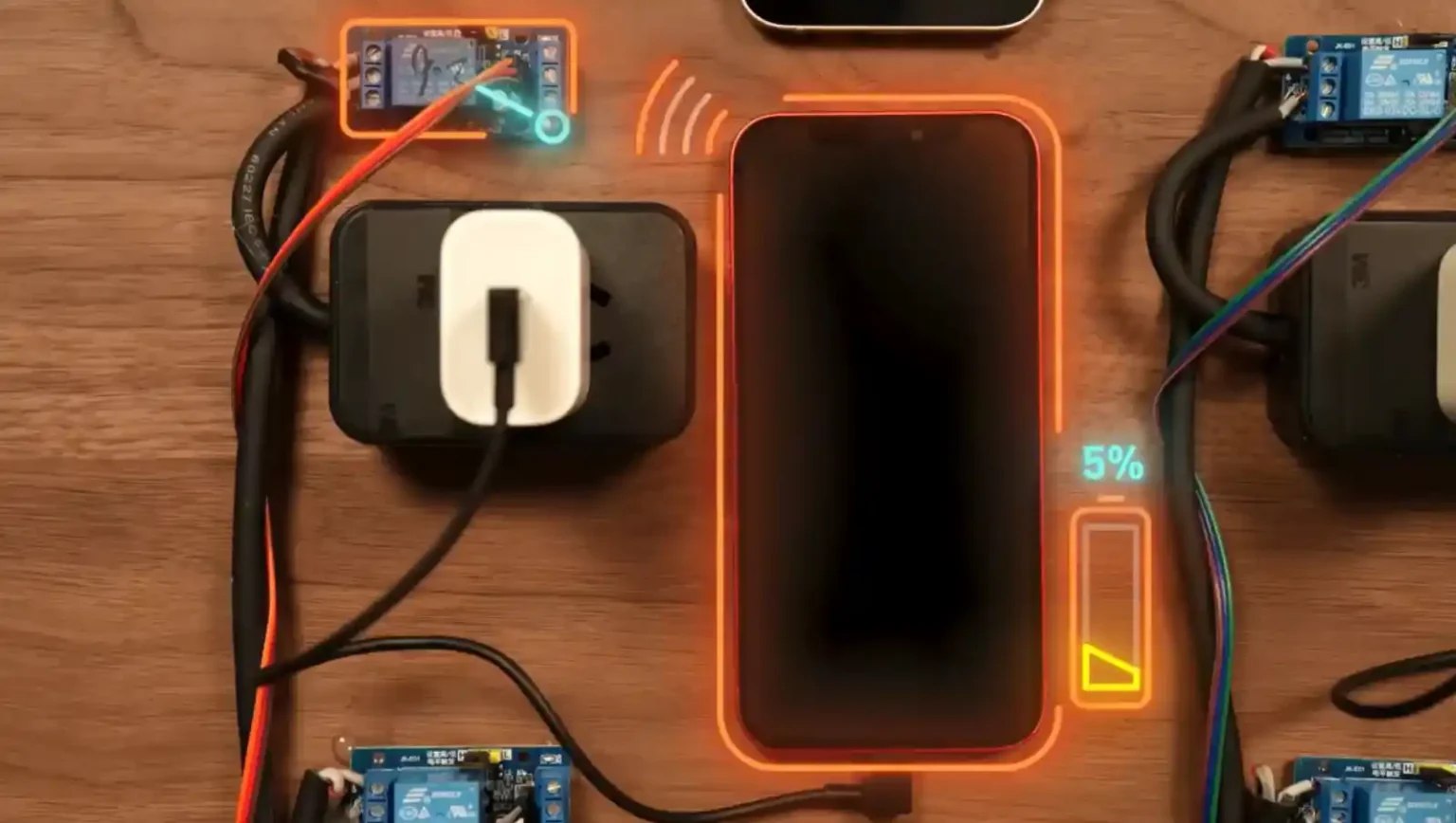 اگر از آن دسته افرادی هستید که نسبت به سلامت باتری گوشی وسواس دارید، این مقاله را تا انتها بخوانید. در این مطلب، دو موضوع مهم درباره‌ی شارژ سریع (Fast Charging) و قانون ۲۰ تا ۸۰ درصد شارژ باتری را بر اساس داده‌ها و آزمایش‌های معتبر علمی بررسی می‌کنیم تا دیدی واقعی‌تر نسبت به این باورهای رایج پیدا کنید. آیا فست شارژ به باتری گوشی آسیب می‌زند؟ سال‌هاست بسیاری از کاربران تصور می‌کنند استفاده از شارژ سریع باعث کاهش عمر باتری یا افزایش حرارت آن می‌شود. اما تحقیقات جدیدی که بر روی چندین مدل گوشی اندرویدی و iOS طی دو سال انجام شده، نشان می‌دهد که این باور چندان درست نیست. بر اساس نتایج این آزمایش‌ها، میزان فرسودگی باتری میان گوشی‌هایی که از فست شارژ استفاده کرده‌اند و دستگاه‌هایی که با شارژر معمولی شارژ شده‌اند، تنها حدود ۰.۵ درصد تفاوت داشته است. به عبارت ساده‌تر، فناوری‌های جدید شارژ سریع به‌گونه‌ای طراحی شده‌اند که جریان و دما را کنترل می‌کنند تا از آسیب به سلول‌های لیتیوم یونی جلوگیری شود. بنابراین، استفاده از فست شارژ در گوشی‌های امروزی تقریباً بی‌خطر است و تأثیر محسوسی بر سلامت کلی باتری ندارد. قانون ۲۰ تا ۸۰ درصد؛ واقعیت یا افسانه؟ قانون «۲۰ تا ۸۰ درصد» یکی از پرطرفدارترین توصیه‌ها میان کاربران است. طبق این قانون، گفته می‌شود بهتر است همیشه شارژ گوشی را بین ۲۰ تا ۸۰ درصد نگه دارید تا عمر باتری بیشتر شود. آزمایش‌های علمی نشان داده‌اند که رعایت این قانون تا حدی مؤثر است، اما تأثیر آن بسیار کمتر از چیزی است که تصور می‌شود. در بررسی انجام‌شده، گوشی‌هایی که طی ۱.۵ سال از قانون ۲۰ تا ۸۰ درصد پیروی کرده‌اند، تنها ۲ درصد سلامت باتری بیشتری نسبت به گوشی‌هایی که این قانون را رعایت نکرده‌اند، داشته‌اند. به‌عبارت دیگر، رعایت این قانون می‌تواند به طول عمر بیشتر باتری کمک کند، اما تفاوت آن آن‌قدر زیاد نیست که نیازی به وسواس روزانه در شارژ کردن گوشی باشد. جمع‌بندی و توصیه نهایی 🔹 فست شارژ برای باتری گوشی‌های مدرن ضرر ندارد و میزان فرسودگی ایجادشده بسیار ناچیز است. 🔹 قانون ۲۰ تا ۸۰ درصد در حدی جزئی می‌تواند مفید باشد، اما تفاوت چشمگیری ایجاد نمی‌کند. 🔹 مهم‌تر از هر چیز، عدم قرار دادن گوشی در دمای بالا و استفاده از شارژر اصلی و استاندارد است. در نتیجه، اگر از شارژ سریع استفاده می‌کنید یا گاهی گوشی را تا ۱۰۰ درصد شارژ می‌کنید، نگران نباشید. فناوری‌های جدید به اندازه‌ای پیشرفته شده‌اند که از باتری گوشی شما به‌خوبی محافظت کنند.