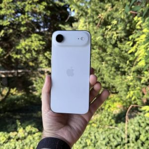 🍏 اپل به صورت رسمی ، تولید و عرضه آیفون ایر رو متوقف کرد! ▪️اپل فعلاً تولید سری iPhone Air رو متوقف کرده؛ چون تقاضا برای مدل فعلی بسیار کمتر از حد انتظار بوده. به‌نظر میرسه اپل فعلاً تمرکزش رو روی سری‌های اصلی آیفون گذاشته تا نسخه‌ی Air دوباره با استراتژی تازه‌تری برگرده. + در صورتی که شرکت اپل همچون سامسونگ سیاست خاصی برای عرضه چنین گوشیی نداشته باشه احتمالاً این گوشی به زباله دان تاریخ تکنولوژی خواهد پیوست!